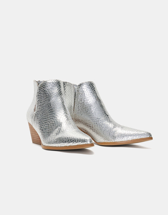 스네이크 엠보싱 포인티드 토 청키 부츠