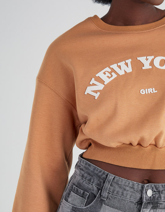 레터 엠보싱 크롭 스웻셔츠