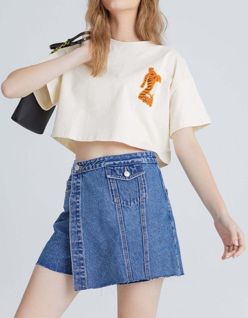 타이거 자수 크루넥 티셔츠