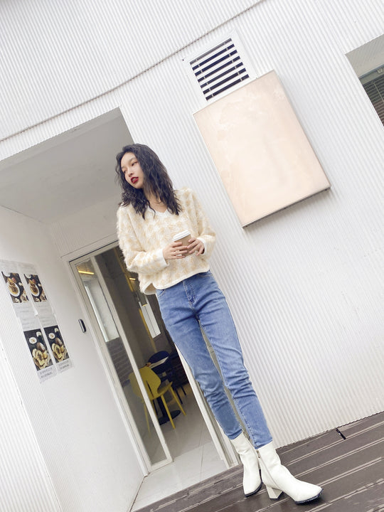 하운즈투스 V넥 플러피 스웨터