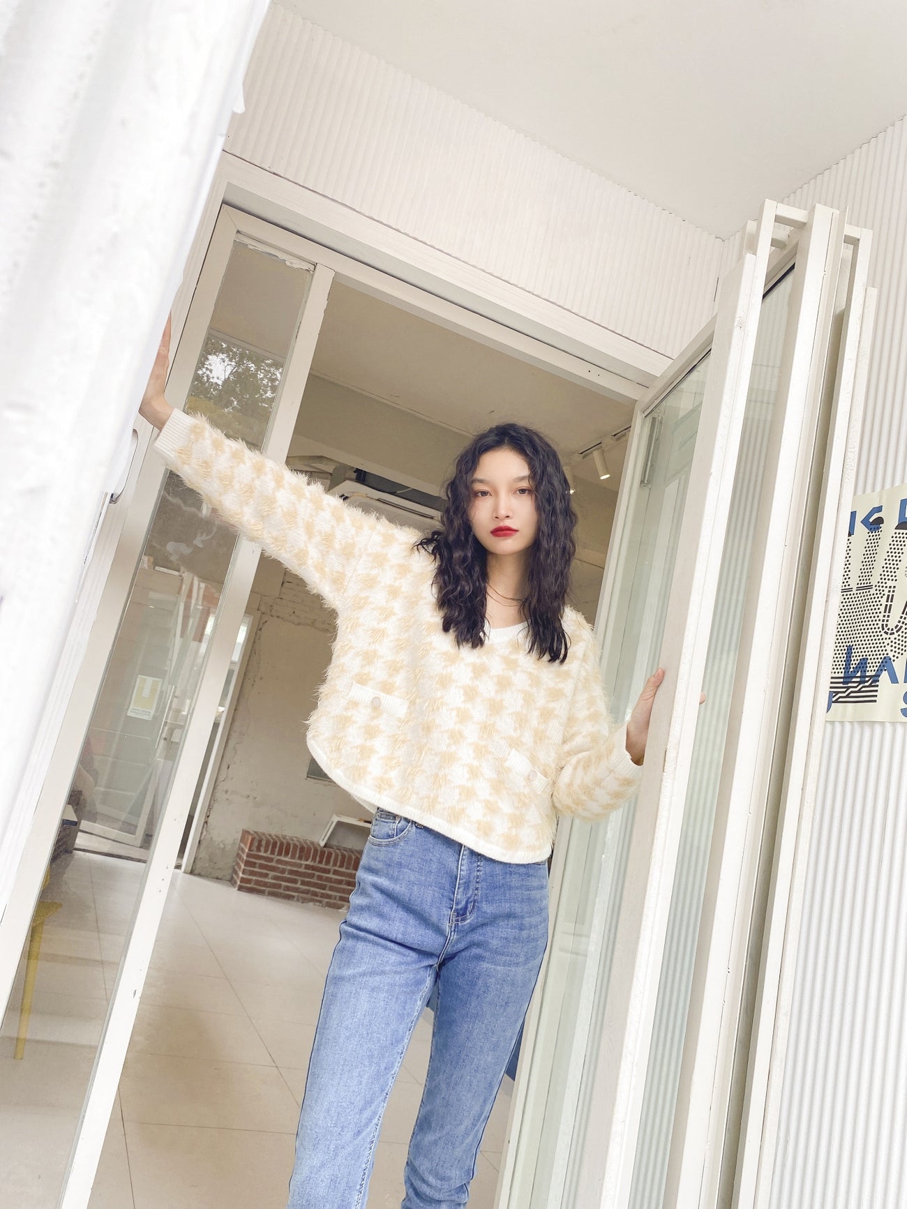 하운즈투스 V넥 플러피 스웨터