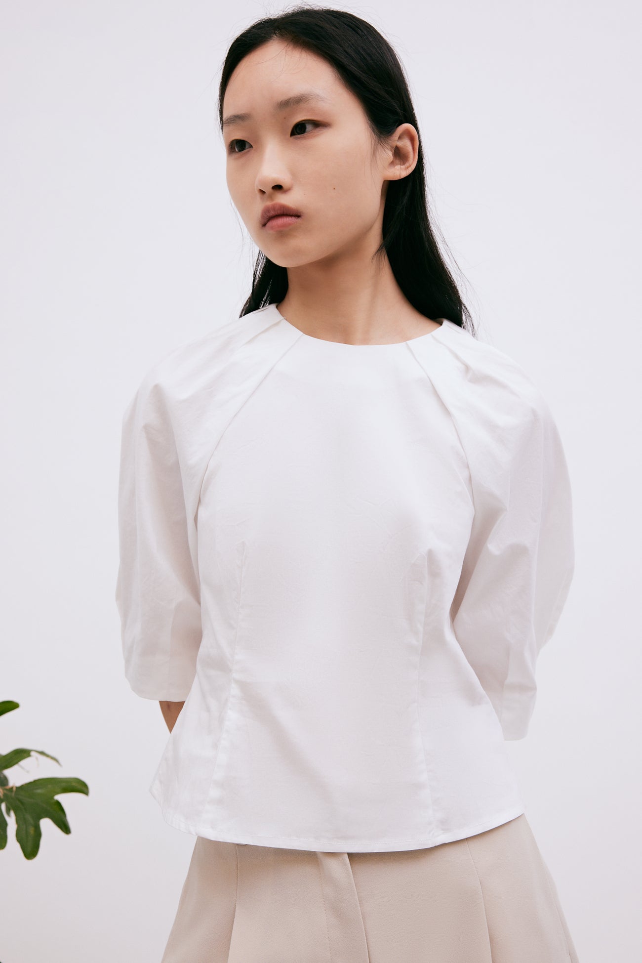 오프 숄더 크루넥 블라우스
