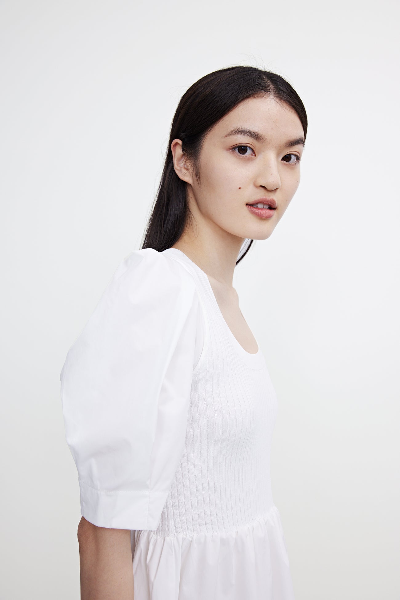 퍼프 소매 크루넥 니트 드레스