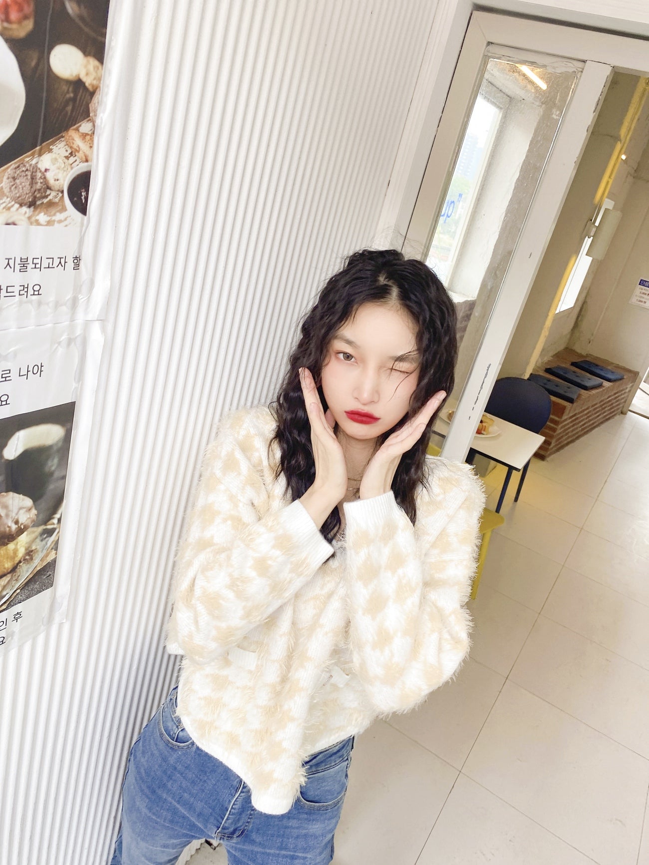 하운즈투스 V넥 플러피 스웨터