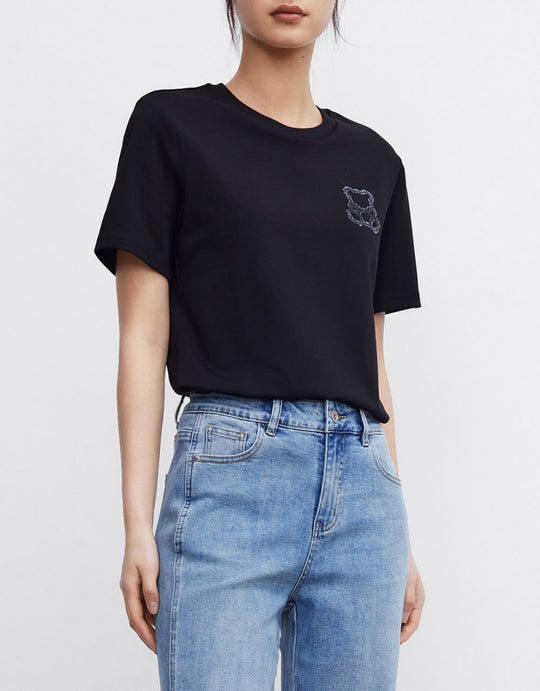 베어 디테일 크루넥 티셔츠