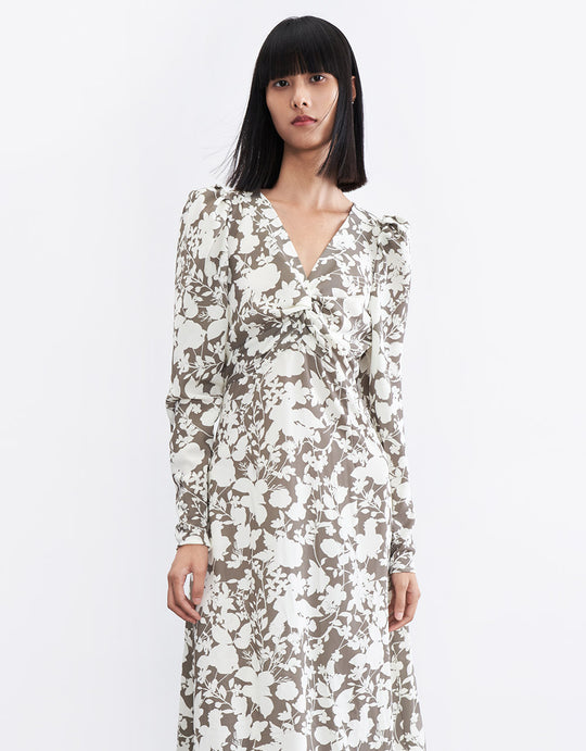 Modell mit V-Ausschnitt in A-Linie