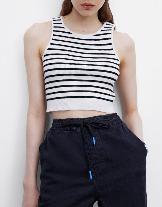 크루넥 니트 뷔에스트