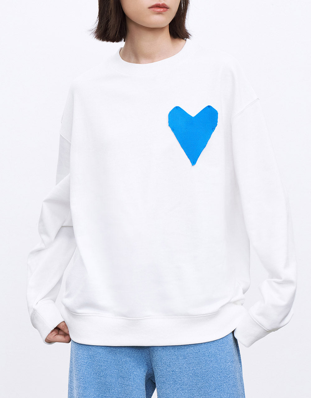 하트 패치 드롭 숄더 스웨트셔츠