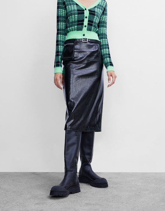 벨트가 달린 비건 가죽 미디 스커트